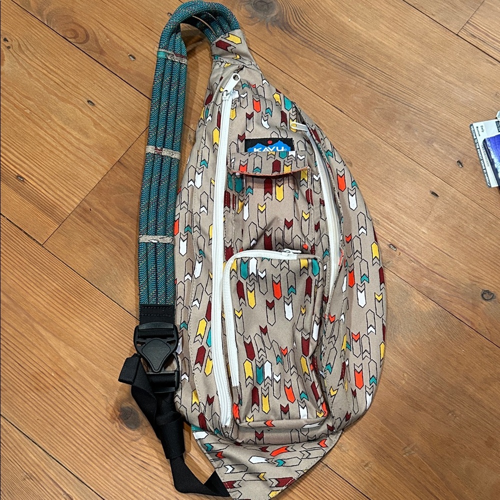Kavu Multicolor Arrow Pattern Crossbody Rope Bag